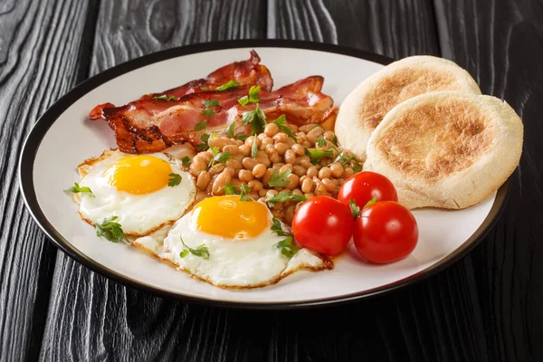 Heerlijk Ontbijt Van Gebakken Eieren Bonen Spek Tomaten Engelse Muffins — Stockfoto