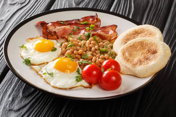 Delicious Breakfast Lunch Fried Eggs Beans Bacon Tomatoes English Muffins — Stock Photo, Image