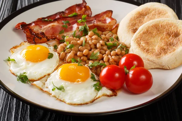 Classic Breakfast Serving Fried Eggs Beans Bacon Tomatoes Muffins Close — Stock Photo, Image