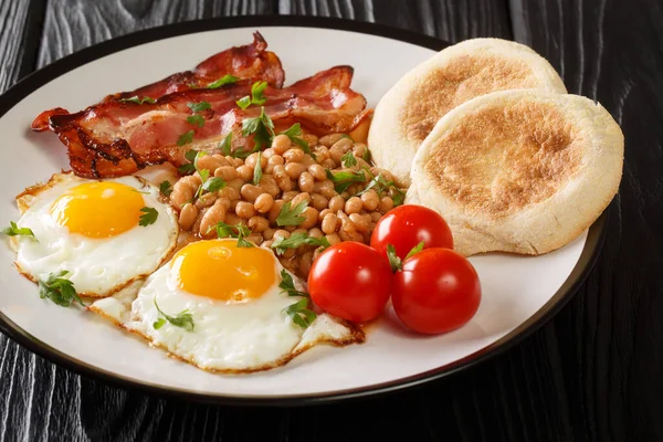Fried Eggs Beans Bacon Tomatoes English Muffins Close Plate Table — Stock Photo, Image
