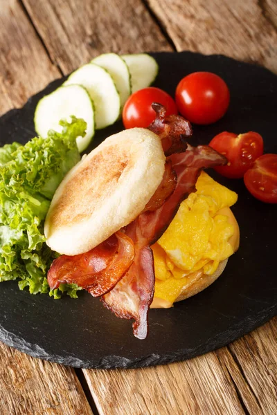 English Freshly Baked Muffin Sandwiches Scrambled Eggs Bacon Cheese Vegetables — Stock Photo, Image