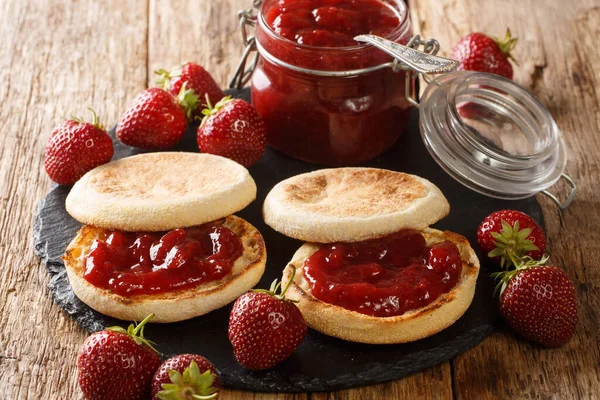 Süße Englische Muffins Mit Frischer Erdbeermarmelade Großaufnahme Auf Einer Schiefertafel — Stockfoto