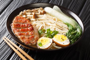 Ördekli, mantarlı, yumurtalı ve çanakta lahana bulunan Asya ramen çorbası. yatay