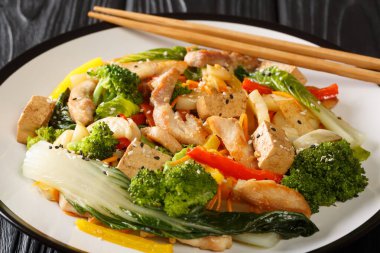 Sebze, tavuk ve tofu karışımının lezzetli bir karışımı masanın üstünde. Yatay