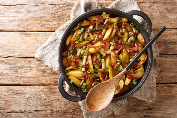 Hemlagad Stekt Potatis Med Grön Lök Svamp Och Bacon Närbild — Stockfoto