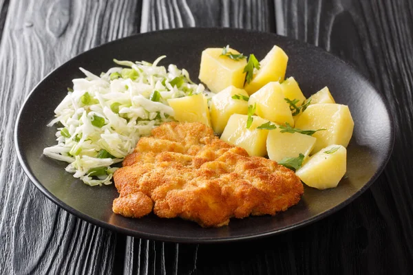 Kotlet Schabowy Una Cotoletta Maiale Polacco Ricoperta Pangrattato Servito Con — Foto Stock