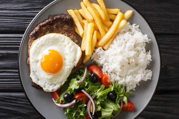 Rundbiefstuk Met Frietjes Rijst Salade Close Schotel Tafel Horizontaal Bovenaanzicht — Stockfoto