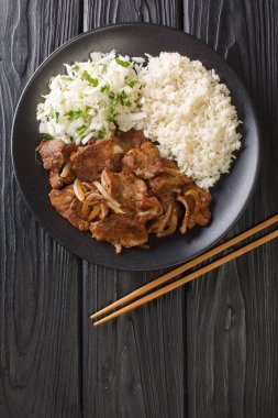 Zencefilli domuz eti, ince dilimlenmiş, pirinçli, lahanalı ya da salatalı bir domuz etidir. Yukarıdan dikey üst görünüm