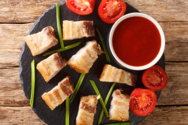 Lechon kawali tavada kızartılmış domuz göbeği masanın üzerindeki tabakta yakın plan Filipinli lezzetli bir yemektir. Yukarıdan yatay üst görünüm