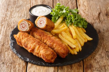 Flamenquin ince Pork Roll ve Jamon masaya yakın plan patates kızartması ile servis ediliyor. Yatay