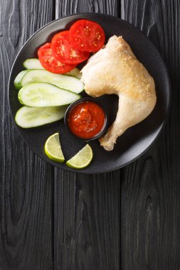 Endonezya 'dan Ayam Pop Geleneksel Kızarmış Tavuk masanın üzerindeki tabağa yakın plan. Yukarıdan dikey üst görünüm