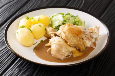 Danimarka usulü kızarmış tavuk, haşlanmış patates ve salatalık salatasını masanın üzerine yakın plan koy. yatay