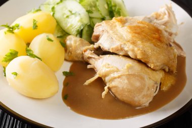 Gammeldags, Danimarka 'dan geleneksel Tavuk Bulaşığı' nı patates, salatalık salatası ve sosla birlikte masanın üzerine koyuyor. Yatay