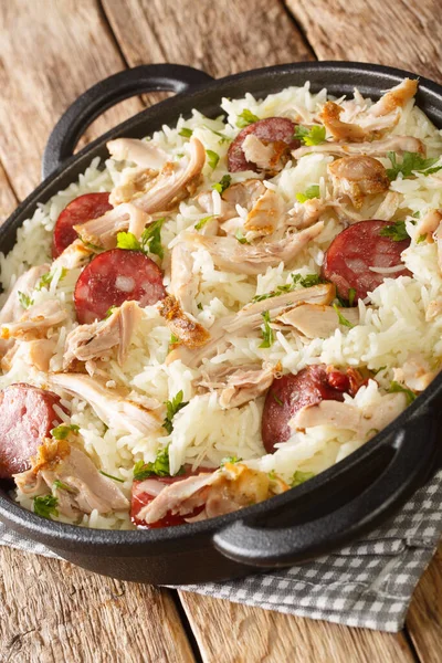 鶏の袋は テーブルの上の鍋に玉ねぎ スパイス ソーセージのクローズアップが含まれて米と鶏で作られたピラフ料理です ベルティカ — ストック写真