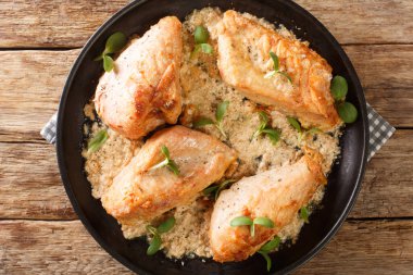 Pişmiş tavuk göğsü, kırmızı biber, sarımsak ve baharatlı et sosu masanın üstünde. Yukarıdan yatay üst görünüm