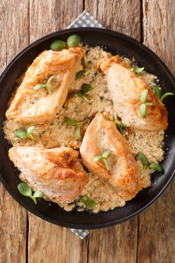 Amish usulü fırında tavuk göğsü ve yakın plan sosu masanın üstünde. Yukarıdan dikey üst görünüm