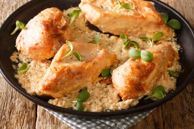 Pişmiş tavuk göğsü, kırmızı biber, sarımsak ve baharatlı et sosu masanın üstünde. yatay