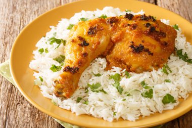 Kızarmış Baharatlı Ayam Percik tavuğu ve masaya yakın tabakta pilav. Yatay