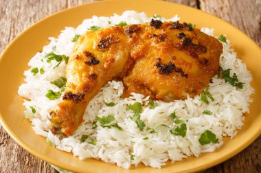 Malezyalı Ayam percik veya kızarmış baharatlı tavuk, Hindistan cevizi sosu ile pişirilen ve masada yakın tabakta pirinçle servis edilen ızgara tavuktur. Yatay