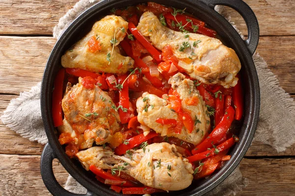 Один Горшок Basque Chicken Bell Peppers Травы Помидоры Лук Близко — стоковое фото