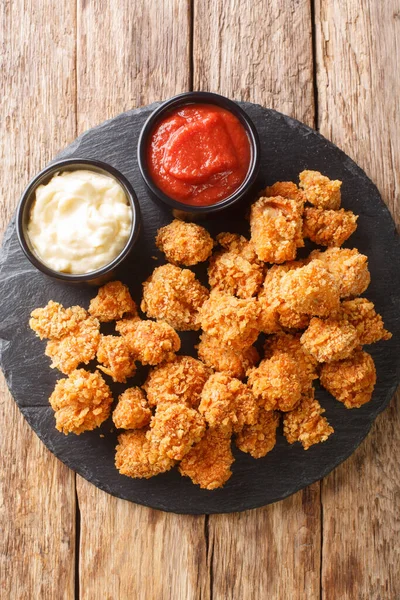 Palomitas Pollo Americano Con Dos Salsas Cerca Una Pizarra Sobre — Foto de Stock