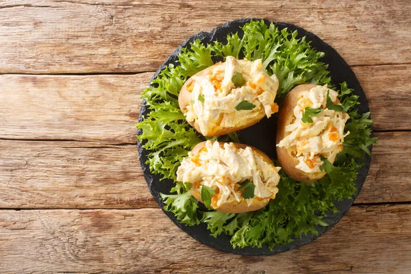 Patatas Horno Inglés Rematado Con Ensalada Pollo Coronación Primer Plano — Foto de Stock