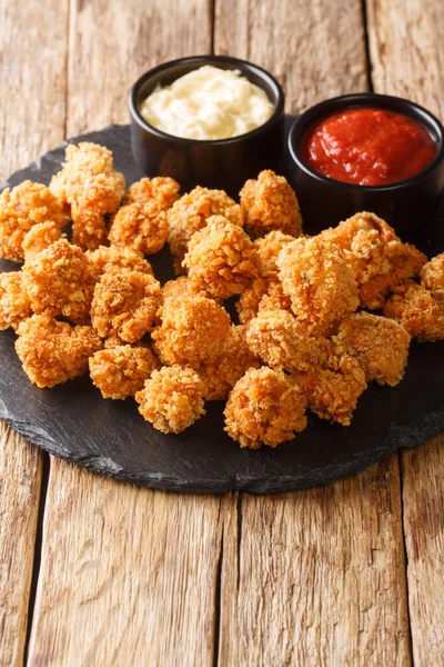 Palomitas Pollo Americano Con Dos Salsas Cerca Una Pizarra Sobre — Foto de Stock