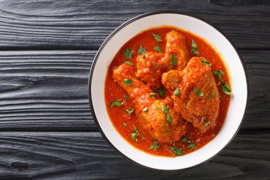 Ayam masak merah, zengin, baharatlı ve kremalı domates sosuna batırılmış tavuk parçalarından yapılmış bir Malezya yemeğidir. Yukarıdan yatay üst görünüm