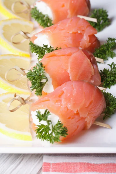 Rolls with salmon, cream cheese and lemon closeup — Stock Photo, Image