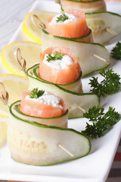 Rouleaux de saumon au concombre, fromage à la crème macro vertical — Photo