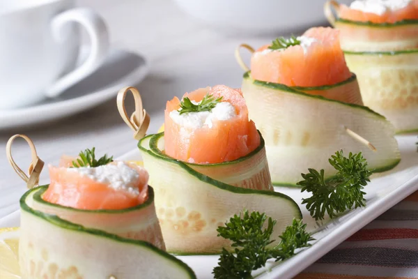 Rollos de salmón con pepino, queso crema y hierbas — Foto de Stock