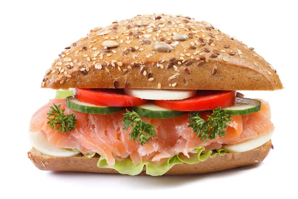 Sandwich med lax och grönsaker närbild isolerade front — Stockfoto