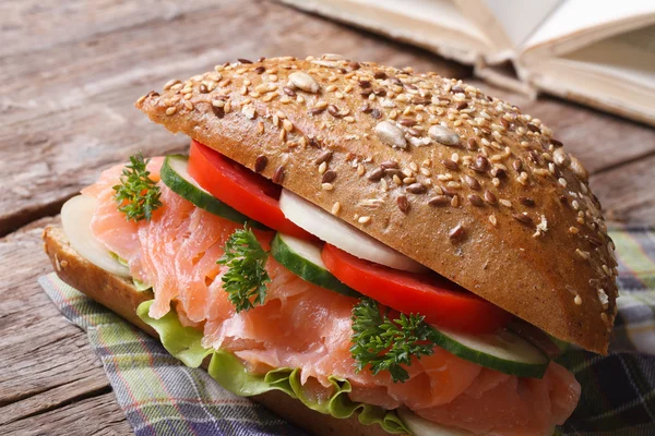 Lanche útil: sanduíche com salmão e legumes — Fotografia de Stock