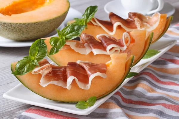 Melon au prosciutto et basilic close-up horizontal — Photo