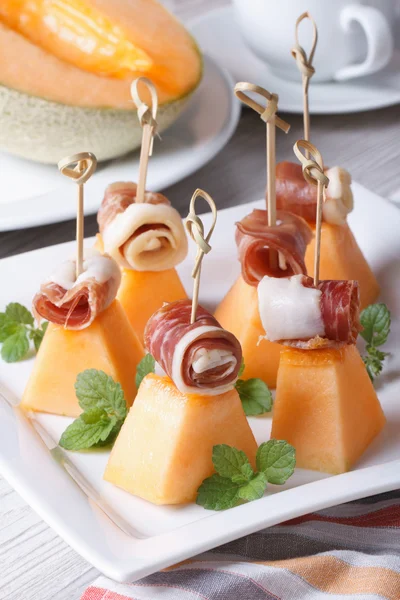 Apéritif italien : melon au jambon sur brochettes vertical — Photo