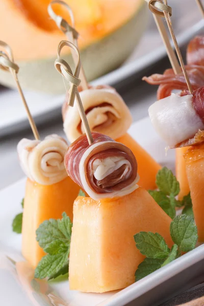 Finger food : brochettes jambon et melon verticales — Photo