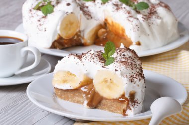 İngilizce banoffee pasta üzerinde beyaz tabak yakın çekim yatay 
