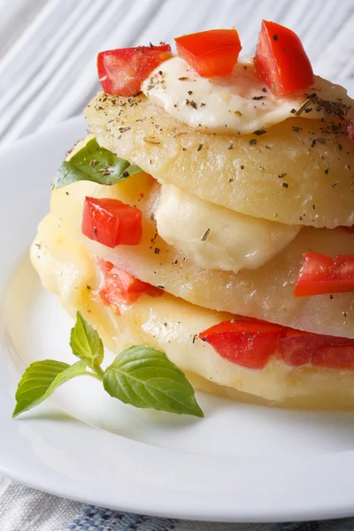 Patatas nuevas con mozzarella, tomate y albahaca macro vertical —  Fotos de Stock