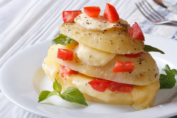 Batatas novas cozidas com mussarela, tomate e manjericão — Fotografia de Stock