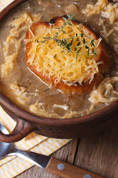 Uiensoep met croutons en kaas macro bovenaanzicht — Stockfoto