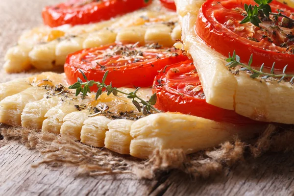 Francuskie ciasto z pomidorami, serem i zioła makro. poziome — Zdjęcie stockowe