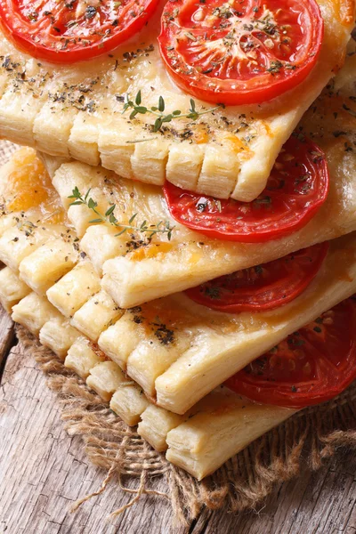 Pastacılık puf tart domates, peynir ve kekik dikey — Stok fotoğraf