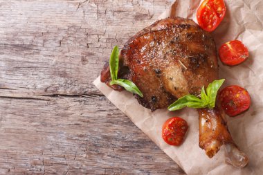 ördek bacak fesleğen ve domates n eski masa üstü görünümü ile kızartma