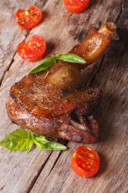 Kızarmış ördek bacak kiraz domates ve fesleğen ile kapatmak vertica