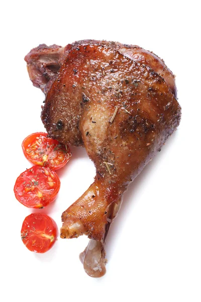 Cuisse de canard rôtie et tomates cerises isolées sur blanc — Photo