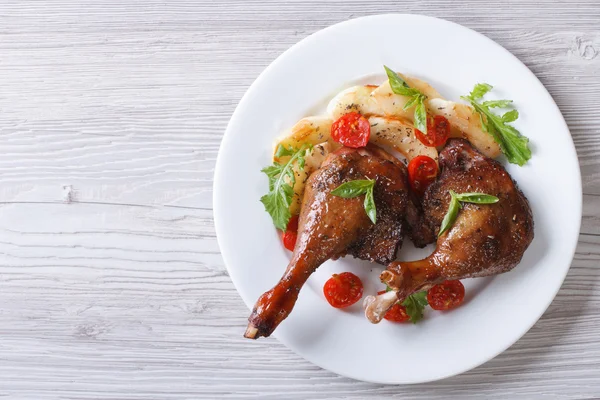 Pattes de canard cuites aux pommes et tomates vue rapprochée du dessus — Photo