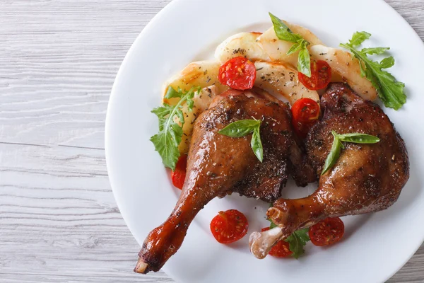 Patas de pato asadas con manzanas y tomates vista superior de cerca — Foto de Stock