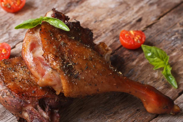 Zwei gebratene Entenkeule mit Tomaten in Nahaufnahme rustikal — Stockfoto