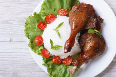 Kızarmış ördek ayağı ile pirinç portre yatay. Üstten Görünüm