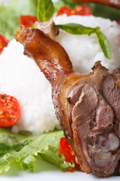 Geroosterde eend been op een achtergrond van rijst en groenten — Stockfoto